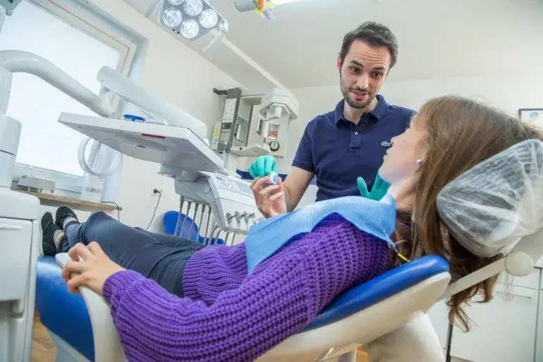 لماذا ينبغي أن تُخبر طبيب أسنانك بأمراض قلبك؟