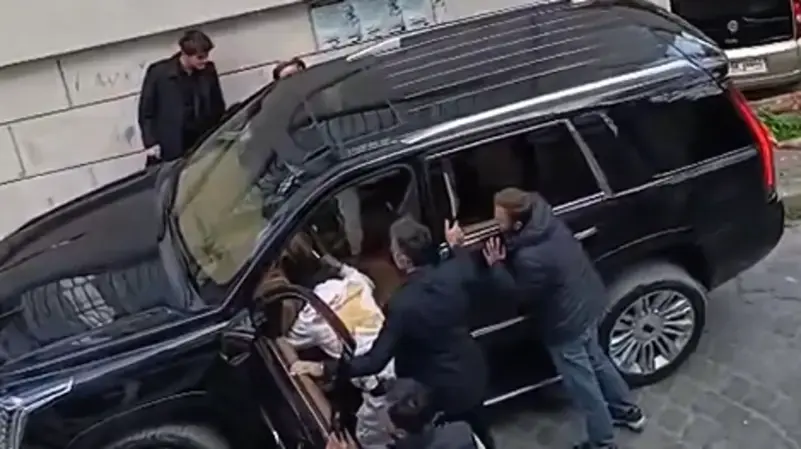 فيديو حصد الملايين.. سيارة تهدد حياة مشاهير أتراك في إسطنبول