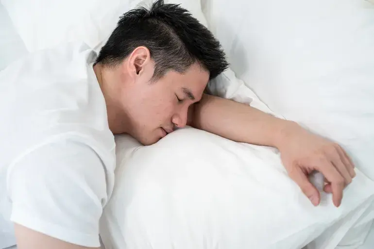 سرّ الراحة الليلية.. 5 فوائد لوضع وسادة بين الساقين أثناء نومك